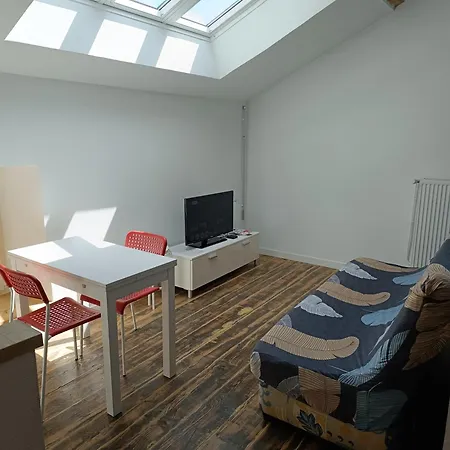 Appartement Studio Avec Cuisine Et Salon, Proche Gare Et Centre